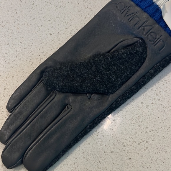 Calvin Klein New Leather Fabric Gloves Small - Picture 3 of 4